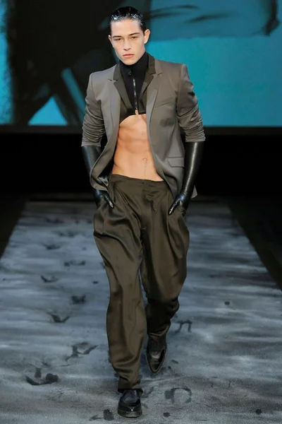 Look 18